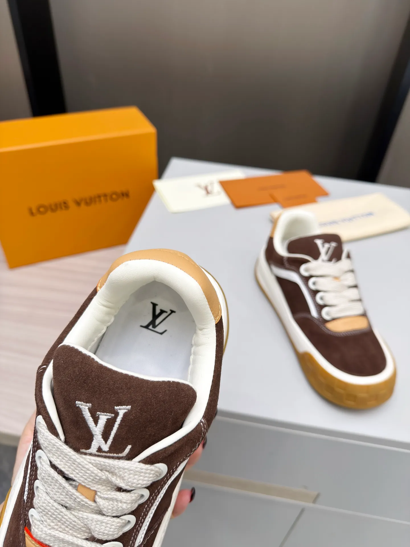 Men's men's shoes P640! Top version LV-Louis Vuitton-classic catwalk new style, empty glue process·original 1:1 development and reproduction! ! The upper foot is very comfortable. It is made of luxurious materials and fine workmanship. The midsole is printed with English letters "Made in Europe". The upper is made of calfskin imported from Italy. The side is decorated with the brand's LOGO and signature. The latest latex foot pads and mesh lining make the foot feel super comfortable. The original two-color TPU combination outsole is specially provided by the original factory. Bag technology Goodyear stitched edges Fabric: Exclusive custom first-layer cowhide Accessories: Exclusive private model Vuitton logo, lining: Customized silk mesh lining - first-layer silk cowhide lining Outsole: TPU combination outsole wear-resistant, non-slip and anti-yellowing Foot pads: new latex pads-mesh sweat-absorbent Counter technology: fully computerized sewing machine wire drawing Toe box back cover Hot and cold shaping Full set of pull-top last with medium and low logo pattern Code number 39-45